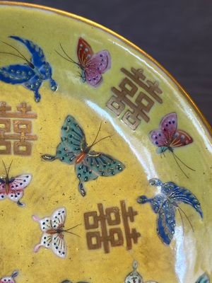 A pair of Chinese yellow-ground famille rose plates with butterfly design, Tongzhi mark, 20th C. — photo 3