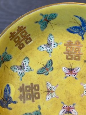 A pair of Chinese yellow-ground famille rose plates with butterfly design, Tongzhi mark, 20th C. — photo 4