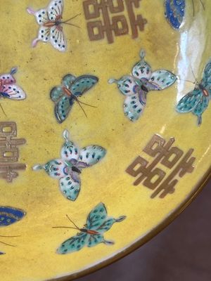 A pair of Chinese yellow-ground famille rose plates with butterfly design, Tongzhi mark, 20th C. — photo 5