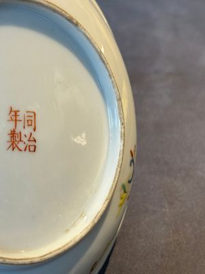 A pair of Chinese yellow-ground famille rose plates with butterfly design, Tongzhi mark, 20th C. — photo 9