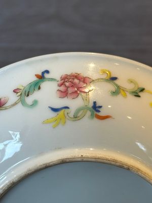 A pair of Chinese yellow-ground famille rose plates with butterfly design, Tongzhi mark, 20th C. — photo 10