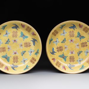 A pair of Chinese yellow-ground famille rose plates with butterfly design, Tongzhi mark, 20th C. — photo 1