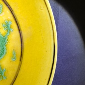 A pair of Chinese yellow-ground green and aubergine 'dragon' dishes, Tongzhi mark and prob. of the period — 照片 5