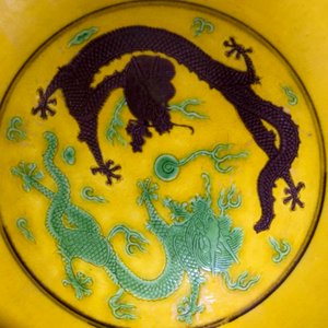 A pair of Chinese yellow-ground green and aubergine 'dragon' dishes, Tongzhi mark and prob. of the period — 照片 7