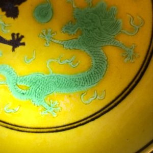 A pair of Chinese yellow-ground green and aubergine 'dragon' dishes, Tongzhi mark and prob. of the period — photo 5