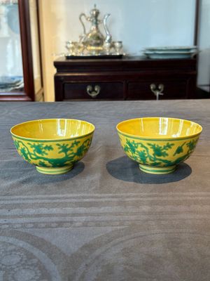 A pair of Chinese yellow-ground 'peach and bird' bowls, Qianlong mark and probably of the period — 照片 1