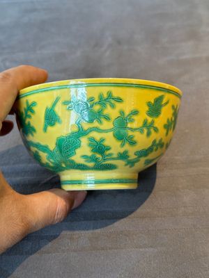 A pair of Chinese yellow-ground 'peach and bird' bowls, Qianlong mark and probably of the period — 照片 12