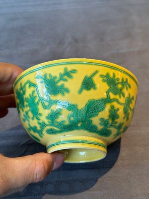 A pair of Chinese yellow-ground 'peach and bird' bowls, Qianlong mark and probably of the period — 照片 13