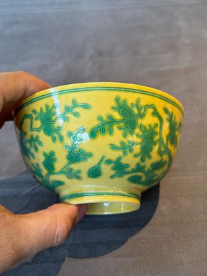 A pair of Chinese yellow-ground 'peach and bird' bowls, Qianlong mark and probably of the period — 照片 14