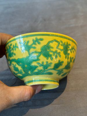 A pair of Chinese yellow-ground 'peach and bird' bowls, Qianlong mark and probably of the period — 照片 15