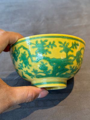 A pair of Chinese yellow-ground 'peach and bird' bowls, Qianlong mark and probably of the period — 照片 16