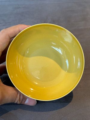 A pair of Chinese yellow-ground 'peach and bird' bowls, Qianlong mark and probably of the period — 照片 17
