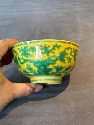 A pair of Chinese yellow-ground 'peach and bird' bowls, Qianlong mark and probably of the period — 照片 2