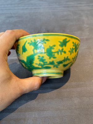 A pair of Chinese yellow-ground 'peach and bird' bowls, Qianlong mark and probably of the period — 照片 4