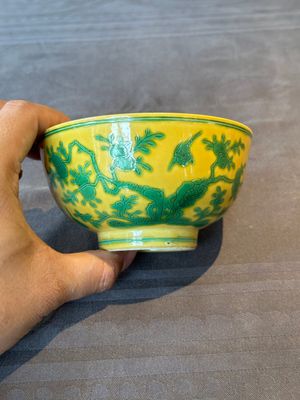 A pair of Chinese yellow-ground 'peach and bird' bowls, Qianlong mark and probably of the period — 照片 5