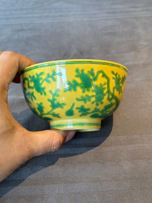 A pair of Chinese yellow-ground 'peach and bird' bowls, Qianlong mark and probably of the period — 照片 6