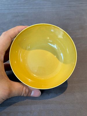 A pair of Chinese yellow-ground 'peach and bird' bowls, Qianlong mark and probably of the period — 照片 7