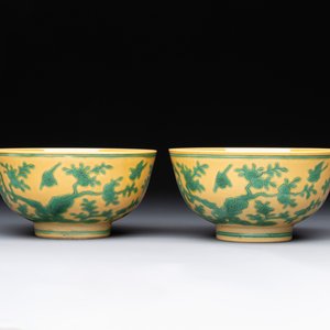 A pair of Chinese yellow-ground 'peach and bird' bowls, Qianlong mark and probably of the period — 照片 1