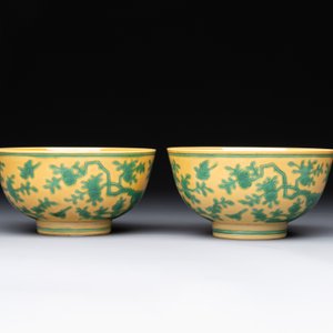 A pair of Chinese yellow-ground 'peach and bird' bowls, Qianlong mark and probably of the period — 照片 2