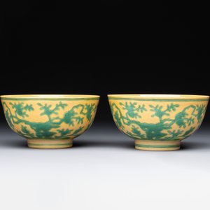 A pair of Chinese yellow-ground 'peach and bird' bowls, Qianlong mark and probably of the period — 照片 3
