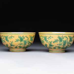 A pair of Chinese yellow-ground 'peach and bird' bowls, Qianlong mark and probably of the period — 照片 4