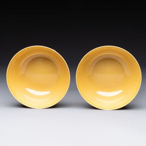A pair of Chinese yellow-ground 'peach and bird' bowls, Qianlong mark and probably of the period — 照片 5
