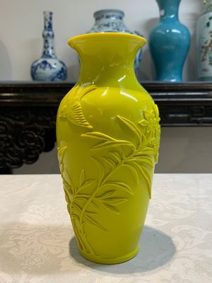 A pair of Chinese yellow Peking glass vases with peonies and a bird, 20th C. — 照片 3