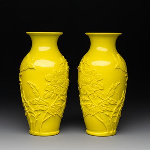 A pair of Chinese yellow Peking glass vases with peonies and a bird, 20th C. — 照片 1