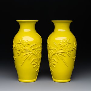 A pair of Chinese yellow Peking glass vases with peonies and a bird, 20th C. — 照片 2