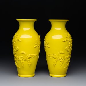 A pair of Chinese yellow Peking glass vases with peonies and a bird, 20th C. — 照片 3