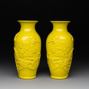 A pair of Chinese yellow Peking glass vases with peonies and a bird, 20th C. — 照片 4