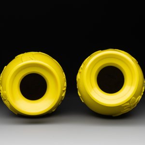 A pair of Chinese yellow Peking glass vases with peonies and a bird, 20th C. — 照片 5