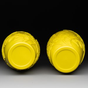 A pair of Chinese yellow Peking glass vases with peonies and a bird, 20th C. — 照片 6