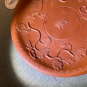 A pair of Chinese Yixing stoneware dishes with applied design, Kangxi — photo 12