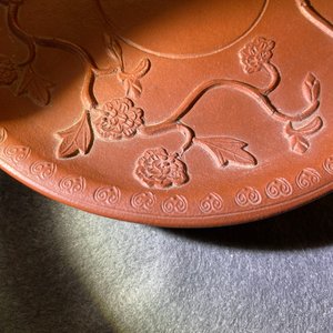 A pair of Chinese Yixing stoneware dishes with applied design, Kangxi — photo 7