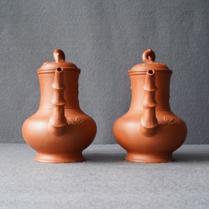 A pair of Chinese Yixing stoneware ewers with applied prunus design, Kangxi — 照片 11