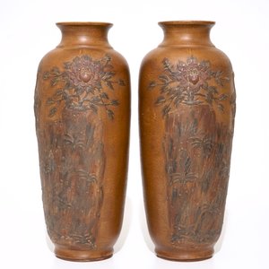 A pair of Chinese Yixing stoneware vases with applied peacock design, 20th C. — photo 2