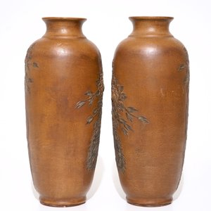 A pair of Chinese Yixing stoneware vases with applied peacock design, 20th C. — photo 3