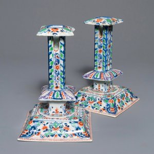 A pair of clobbered Chinese blue and white candlesticks, Kangxi — photo 1