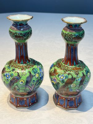 A pair of clobbered Dutch Delft vases, 17th C. — foto 1