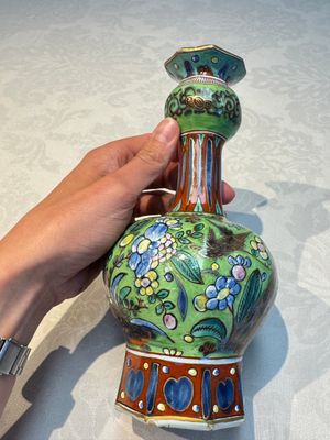 A pair of clobbered Dutch Delft vases, 17th C. — foto 13