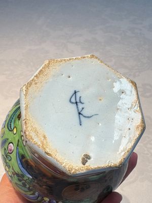 A pair of clobbered Dutch Delft vases, 17th C. — foto 17