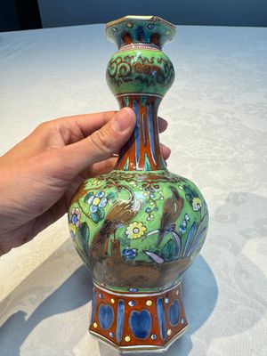 A pair of clobbered Dutch Delft vases, 17th C. — foto 2
