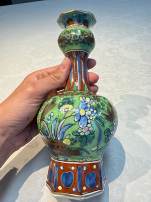 A pair of clobbered Dutch Delft vases, 17th C. — foto 3