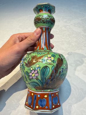 A pair of clobbered Dutch Delft vases, 17th C. — foto 4