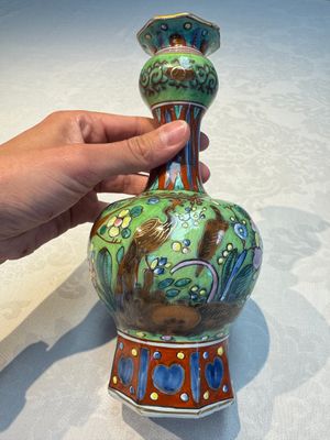 A pair of clobbered Dutch Delft vases, 17th C. — foto 5