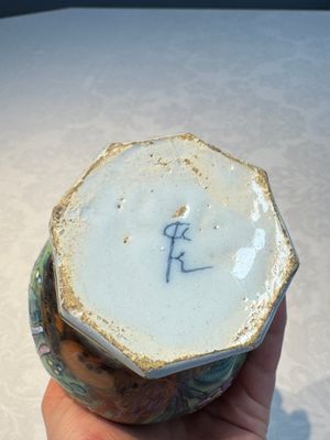 A pair of clobbered Dutch Delft vases, 17th C. — foto 8