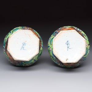 A pair of clobbered Dutch Delft vases, 17th C. — foto 7