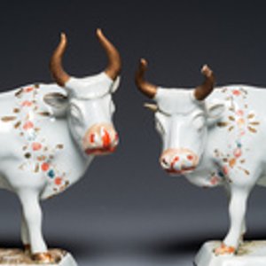 A pair of cold-painted white Dutch Delft cow milkers groups, 18th C. — 照片 6