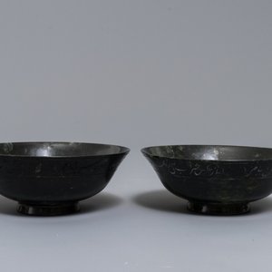 A pair of dark spinach green jade bowls with Arabic or Urdu inscriptions, India, 19/20th C. — 照片 1